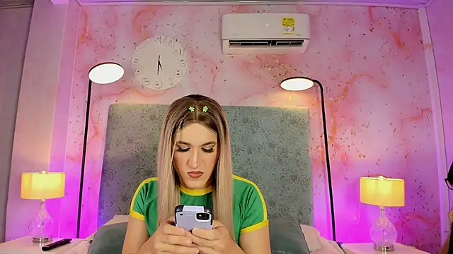 Snapshot of JESSI_NAOMI chatting on 11-07-25, 12:32 JESSI NAOMI online show from 11-07-25, 12:32