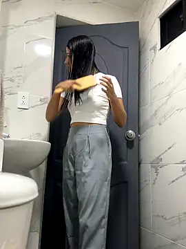 Snapshot of Arilw chatting on 10-02-25, 01:07 Arilw online show from 10-02-25, 01:07