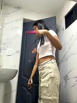 Snapshot of Arilw chatting on 10-24-25, 12:01 Arilw online show from 10-24-25, 12:01