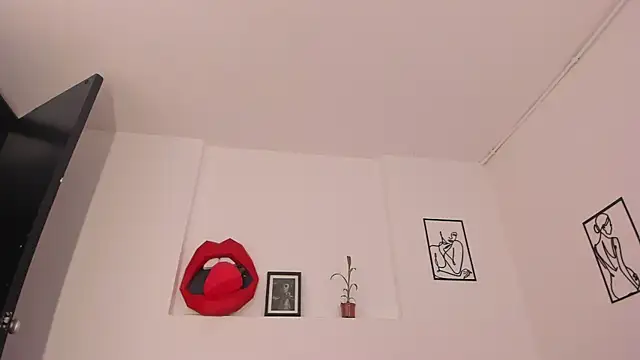 Snapshot of cloehonney chatting on 02-12-25, 02:24 cloehonney online show from 02-12-25, 02:24