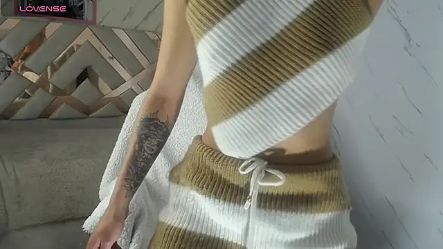 Snapshot of Tomoe_b chatting on 12-10-24, 03:20 Tomoe b online show from 12-10-24, 03:20