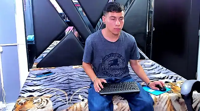 Snapshot of salvadorgomezx chatting on 12-23-24, 08:03 salvadorgomezx online show from 12-23-24, 08:03