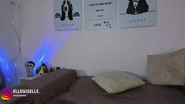 Snapshot of ElleGisellee chatting on 09-29-25, 03:33 ElleGisellee online show from 09-29-25, 03:33