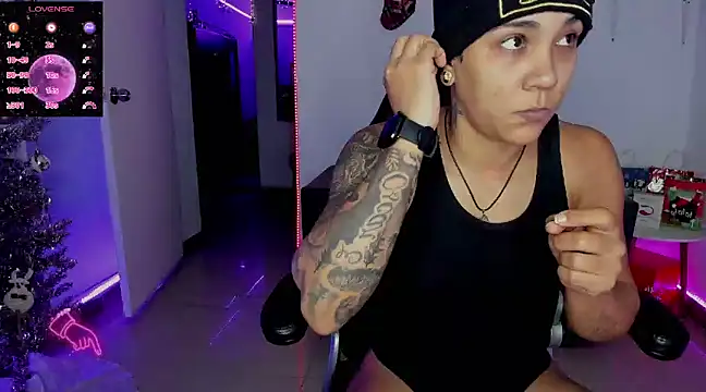 Snapshot of ZhoeStrong chatting on 12-27-24, 07:40 ZhoeStrong online show from 12-27-24, 07:40