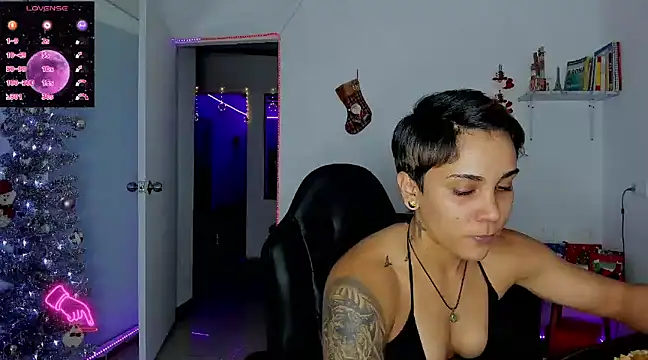 Snapshot of ZhoeStrong chatting on 12-30-24, 11:38 ZhoeStrong online show from 12-30-24, 11:38