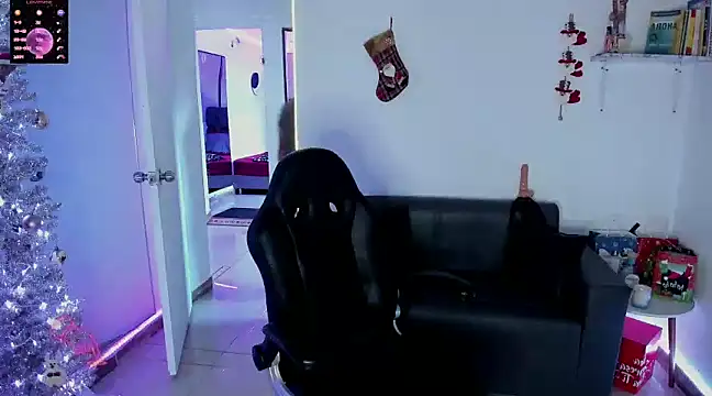 Snapshot of ZhoeStrong chatting on 01-06-25, 11:40 ZhoeStrong online show from 01-06-25, 11:40