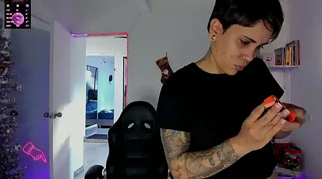 Snapshot of ZhoeStrong chatting on 01-06-25, 10:15 ZhoeStrong online show from 01-06-25, 10:15