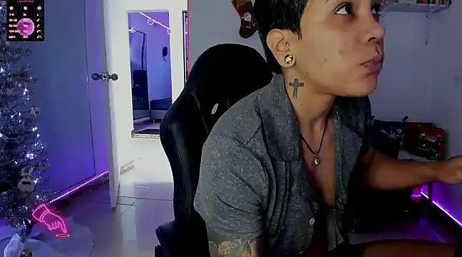 Snapshot of ZhoeStrong chatting on 01-07-25, 02:30 ZhoeStrong online show from 01-07-25, 02:30