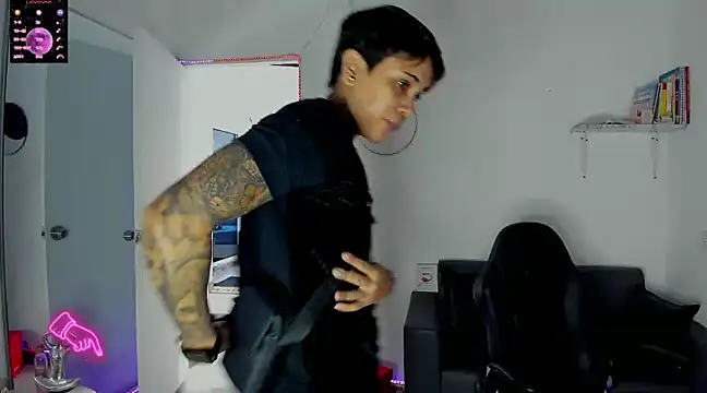 Snapshot of ZhoeStrong chatting on 01-08-25, 04:00 ZhoeStrong online show from 01-08-25, 04:00