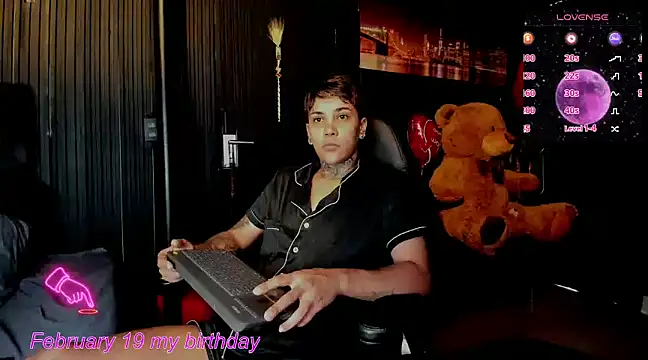 Snapshot of ZhoeStrong chatting on 02-19-25, 03:38 ZhoeStrong online show from 02-19-25, 03:38