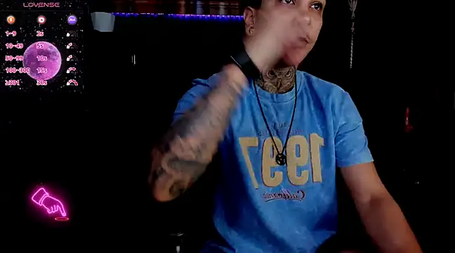 Snapshot of ZhoeStrong chatting on 02-25-25, 02:22 ZhoeStrong online show from 02-25-25, 02:22