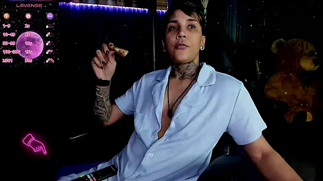 Snapshot of ZhoeStrong chatting on 03-11-25, 06:10 ZhoeStrong online show from 03-11-25, 06:10