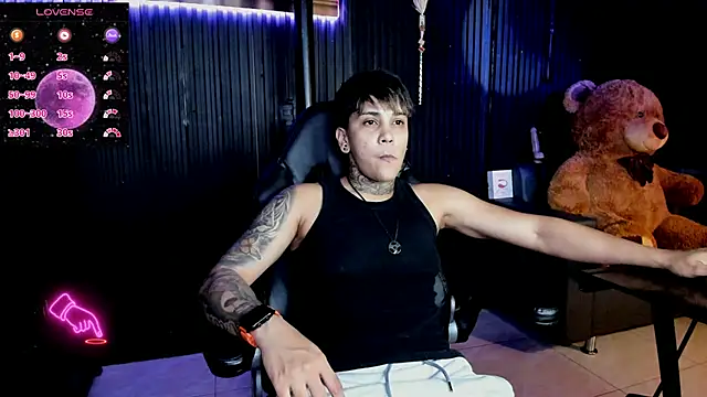 Snapshot of ZhoeStrong chatting on 03-11-25, 09:59 ZhoeStrong online show from 03-11-25, 09:59