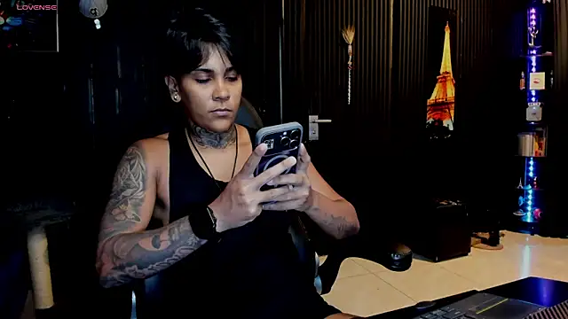 Snapshot of ZhoeStrong chatting on 09-09-25, 10:20 ZhoeStrong online show from 09-09-25, 10:20