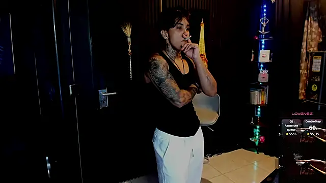 Snapshot of ZhoeStrong chatting on 10-05-25, 09:07 ZhoeStrong online show from 10-05-25, 09:07