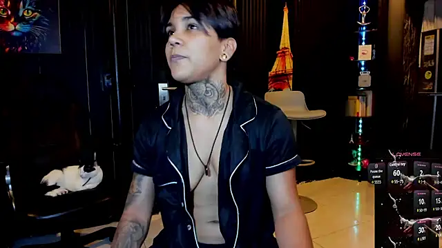 Snapshot of ZhoeStrong chatting on 10-11-25, 10:52 ZhoeStrong online show from 10-11-25, 10:52