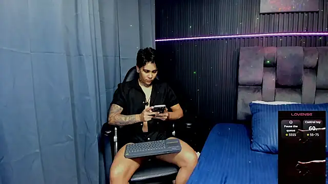 Snapshot of ZhoeStrong chatting on 10-23-25, 10:52 ZhoeStrong online show from 10-23-25, 10:52