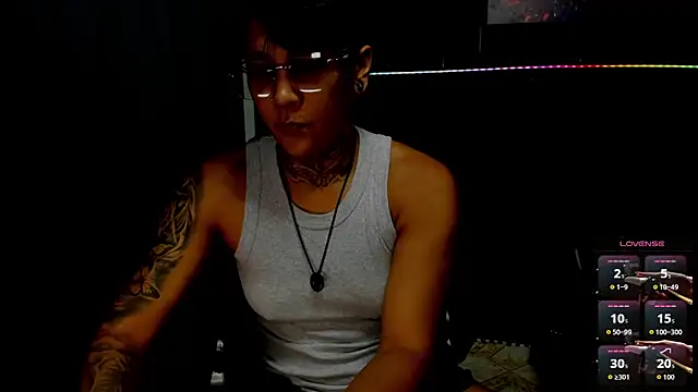 Snapshot of ZhoeStrong chatting on 10-27-25, 10:14 ZhoeStrong online show from 10-27-25, 10:14