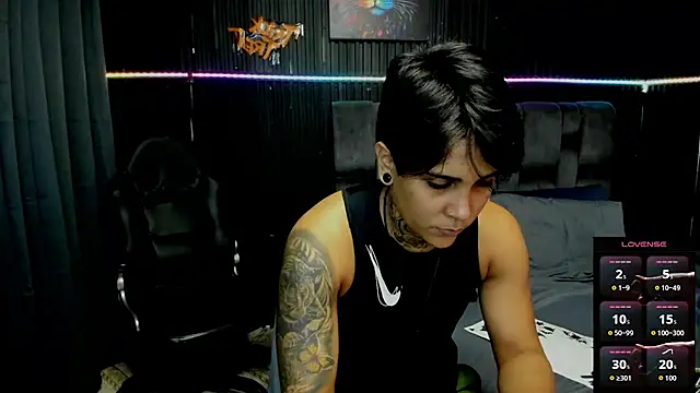 Snapshot of ZhoeStrong chatting on 10-31-25, 09:49 ZhoeStrong online show from 10-31-25, 09:49