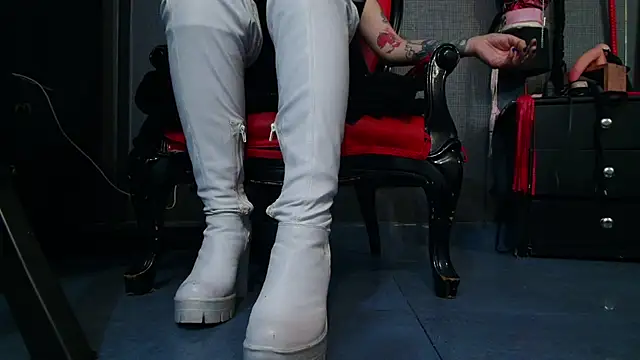 Snapshot of LusstCruella chatting on 01-29-25, 09:39 LusstCruella online show from 01-29-25, 09:39