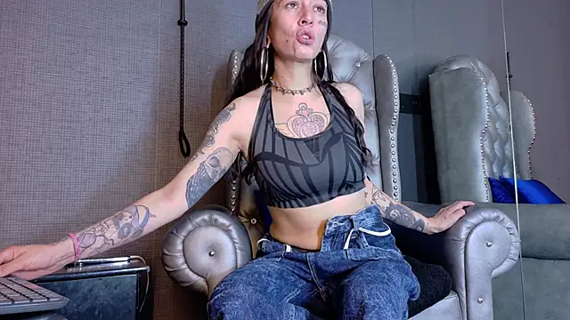 Snapshot of LusstCruella chatting on 10-27-25, 05:28 LusstCruella online show from 10-27-25, 05:28