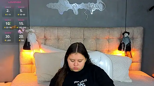 Snapshot of Laia_and_Aloby chatting on 10-13-25, 10:32 Laia and Aloby online show from 10-13-25, 10:32