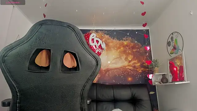 Snapshot of Nikol_Rang__ chatting on 02-19-25, 04:12 Nikol Rang online show from 02-19-25, 04:12