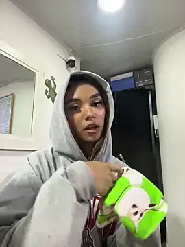 Snapshot of Nikol_Rang__ chatting on 02-23-25, 07:00 Nikol Rang online show from 02-23-25, 07:00