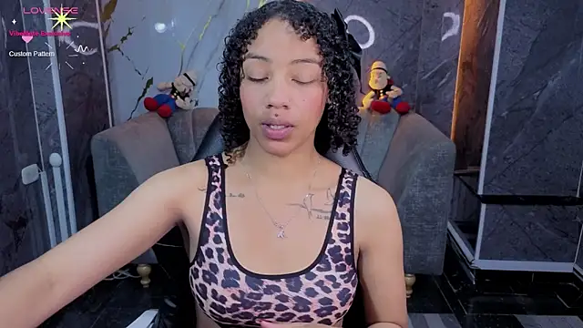 Snapshot of Violeth_b chatting on 05-11-26, 02:45 Violeth b online show from 05-11-26, 02:45