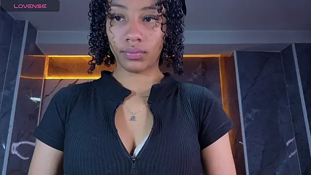 Snapshot of Violeth_b chatting on 05-13-26, 01:30 Violeth b online show from 05-13-26, 01:30