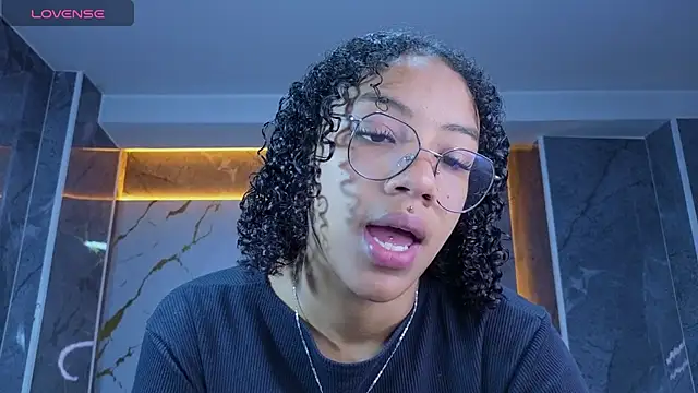 Snapshot of Violeth_b chatting on 05-16-26, 01:10 Violeth b online show from 05-16-26, 01:10