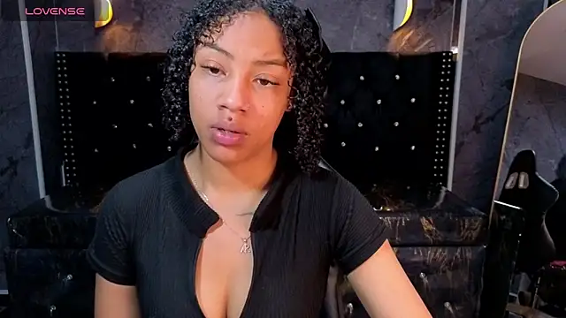 Snapshot of Violeth_b chatting on 05-22-26, 01:28 Violeth b online show from 05-22-26, 01:28