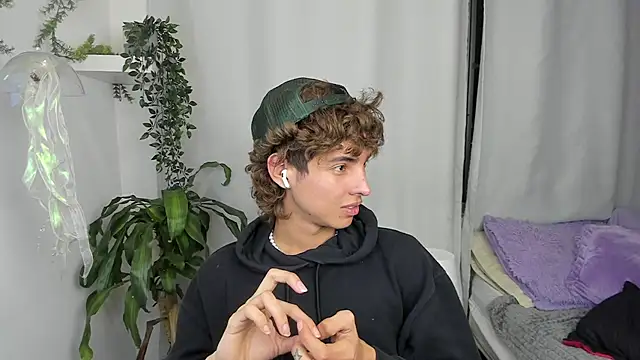 santy-kitty online show from 12-18-25, 03:45