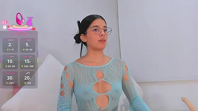 Isaa Queen online show from 12-21-25, 04:03