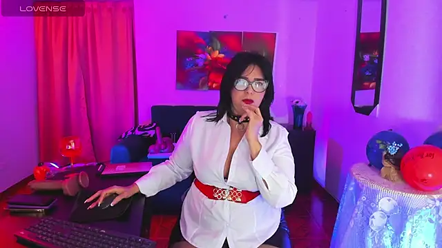 Snapshot of Venus_R0se chatting on 11-17-25, 02:12 Venus R0se online show from 11-17-25, 02:12