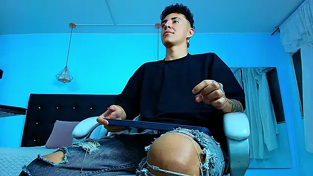 Snapshot of Lobo_17_ chatting on 02-09-25, 08:22 Lobo 17 online show from 02-09-25, 08:22