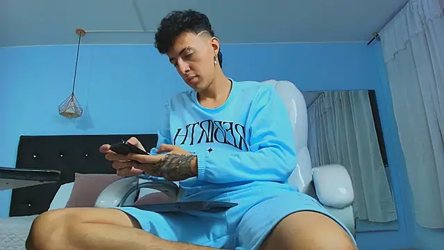 Snapshot of Lobo_17_ chatting on 02-12-25, 07:23 Lobo 17 online show from 02-12-25, 07:23