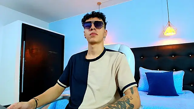 Snapshot of Lobo_17_ chatting on 02-21-25, 03:56 Lobo 17 online show from 02-21-25, 03:56