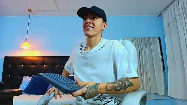 Snapshot of Lobo_17_ chatting on 03-01-25, 03:53 Lobo 17 online show from 03-01-25, 03:53