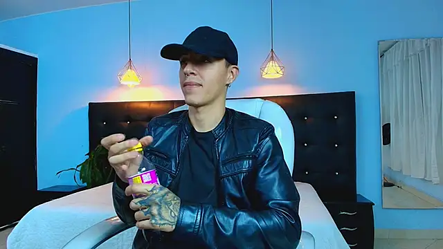 Snapshot of Lobo_17_ chatting on 03-06-25, 03:24 Lobo 17 online show from 03-06-25, 03:24