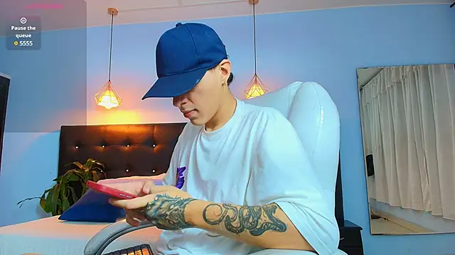 Snapshot of Lobo_17_ chatting on 03-08-25, 04:12 Lobo 17 online show from 03-08-25, 04:12