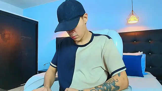 Snapshot of Lobo_17_ chatting on 03-11-25, 04:21 Lobo 17 online show from 03-11-25, 04:21