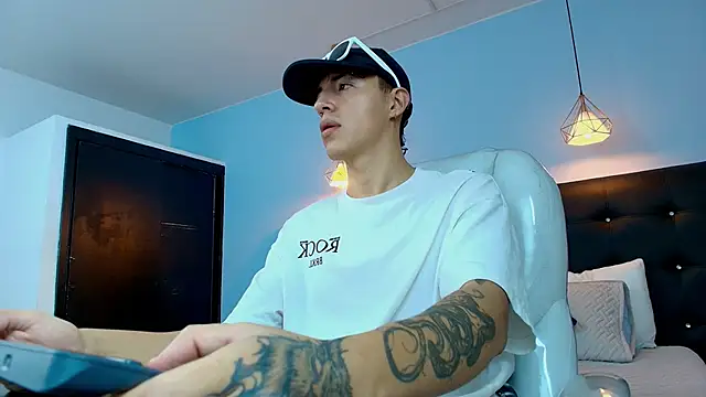 Snapshot of Lobo_17_ chatting on 03-15-25, 03:29 Lobo 17 online show from 03-15-25, 03:29