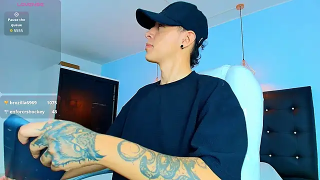 Snapshot of Lobo_17_ chatting on 09-25-25, 03:43 Lobo 17 online show from 09-25-25, 03:43