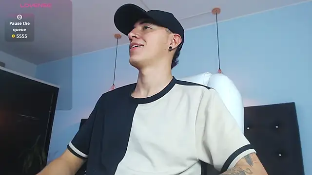 Snapshot of Lobo_17_ chatting on 10-17-25, 03:42 Lobo 17 online show from 10-17-25, 03:42