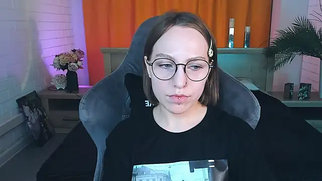 Snapshot of AphexQueen chatting on 01-14-25, 12:35 AphexQueen online show from 01-14-25, 12:35