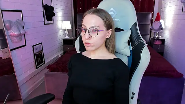 Snapshot of AphexQueen chatting on 02-05-25, 01:11 AphexQueen online show from 02-05-25, 01:11