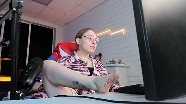 Snapshot of AphexQueen chatting on 02-26-25, 07:16 AphexQueen online show from 02-26-25, 07:16