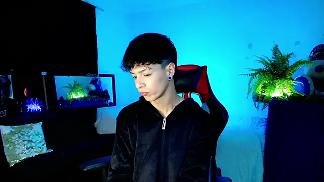 Snapshot of twink_sebas_ chatting on 10-07-25, 05:04 twink sebas online show from 10-07-25, 05:04