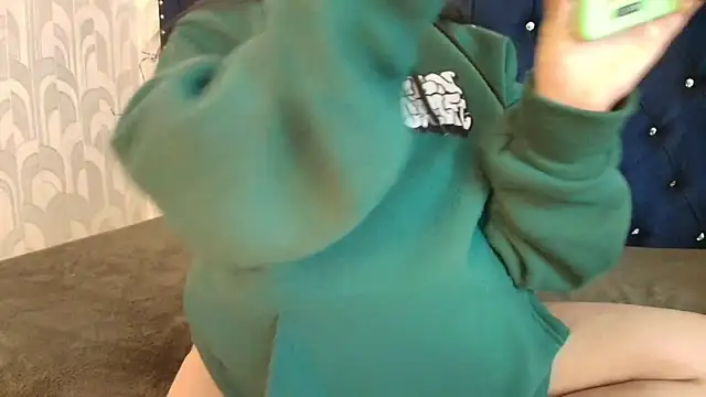 CarolineBrunx online show from 04-18-26, 08:09